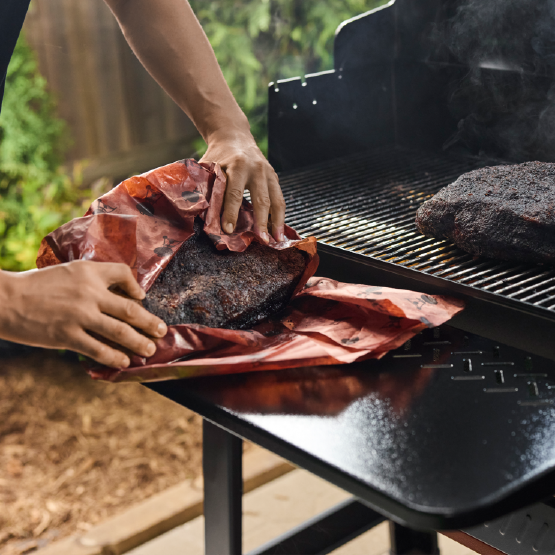 Weber Fronttisch für SEARWOOD XL (2025) fleisch wird darauf gewürzt